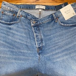 Abercrombie & Fitch “The Dad” high rise jeans with crossover button! Size 33/16R